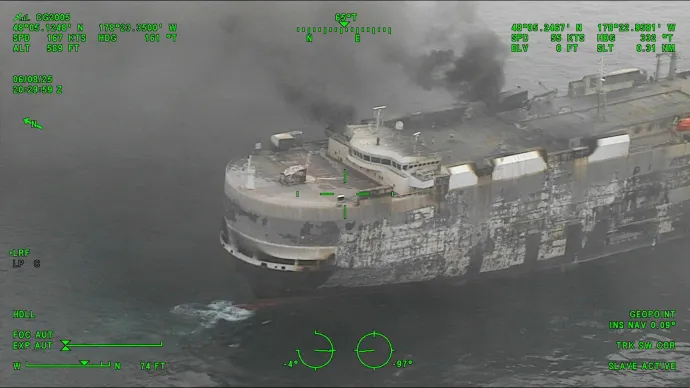 A még füstölő hajó a parti őrség június 9-én által kiadott felvételein – Fotó: U.S. Coast Guard