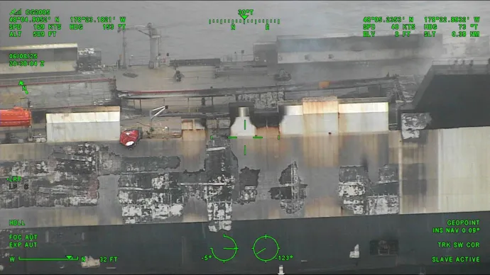 A még füstölő hajó a parti őrség június 9-én által kiadott felvételein – Fotó: U.S. Coast Guard