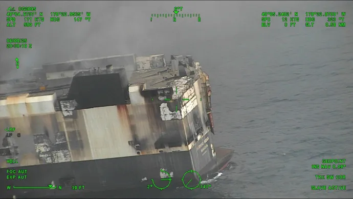 A még füstölő hajó a parti őrség június 9-én által kiadott felvételein – Fotó: U.S. Coast Guard
