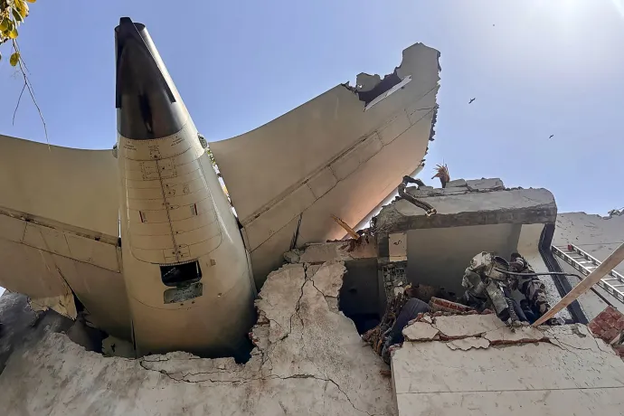 Fotó: Handout / AFP, Sam Panthaky / AFP és Amit Dave / Reuters