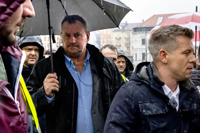 444: Gyanúsítottként hallgatták ki a Tisza Párt rendezvényigazgatóját a korrupciógyanús ügye miatt