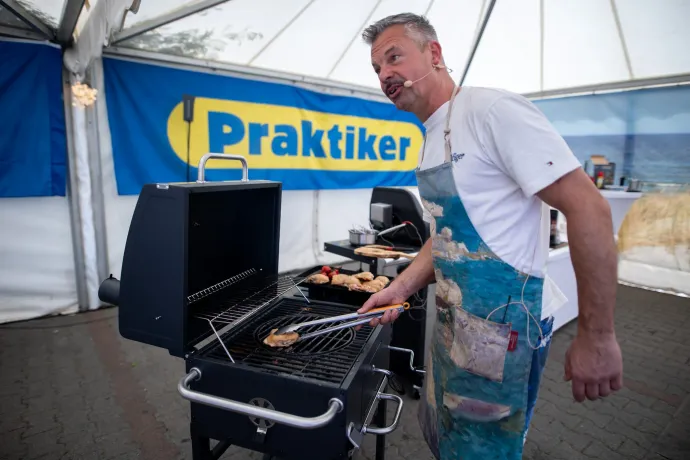 Lázár Chef egy népszerű faszenes grillkocsi modellen grillez – Fotó: Ancsin Gábor / Képszerkesztőség