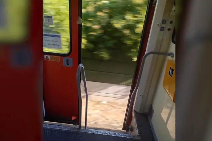 Nyitott ajtóval száguldott egy vonat Budapest és Székesfehérvár között