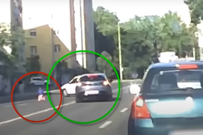 A rendőrség nyílt levélben keresi azokat a hősöket, akik egy úttesten motorozó kisfiú segítségére siettek