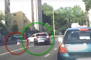 A rendőrség nyílt levélben keresi azokat a hősöket, akik egy úttesten motorozó kisfiú segítségére siettek
