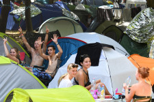 A fiatalok egyik menekülése a szegénység elől a mamahotelben maradás