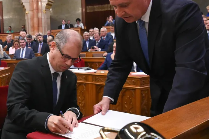 Nagy Gábor Bálint, a Legfőbb Ügyészségre beosztott főosztályvezető ügyész, megválasztott új legfőbb ügyész aláírja a dokumentumot eskütétele után, az Országgyűlés plenáris ülésén, 2025. június 11-én – Fotó: Bruzák Noémi / MTI