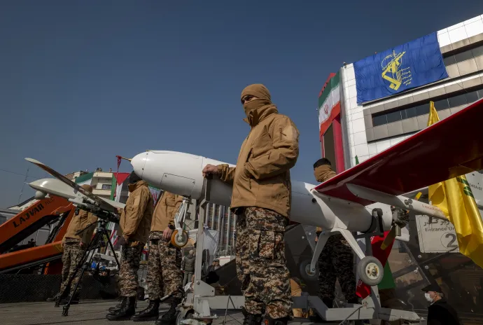 Az iráni Iszlám Forradalmi Gárda (IRGC) katonái UAV-ok mellett egy katonai parádén Teheránban 2025. január 10-én – Fotó: Morteza Nikoubazl / NurPhoto / Getty Images
