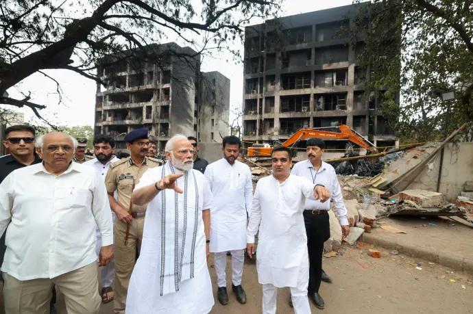 Narendra Modi indiai miniszterelnök az ahmadábádi repülőgép-szerencsétlenség helyszínén, 2025. június 13-án – Fotó: Indian Press Information Bureau (PIB) / AFP