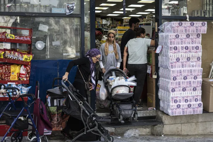 Helyiek vásárolnak be egy jeruzsálemi boltban – Fotó: John Wessels / AFP