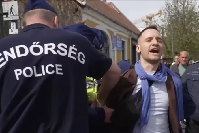 A rendőrség szerint nem volt köze a politikához, hogy leváltották a megafonos segédlelkészt előállító rendőrt