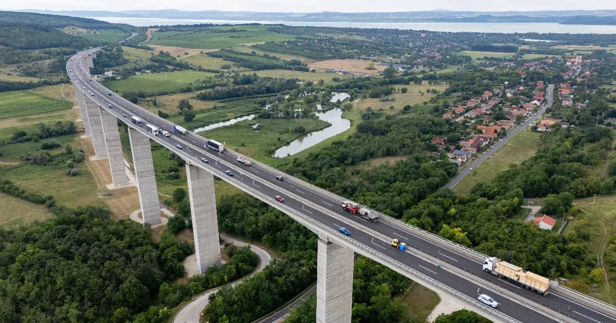 Balatoni dugók: átütemezik az M7-esen futó felújításokat, hogy kevésbé álljon be a pálya nyáron