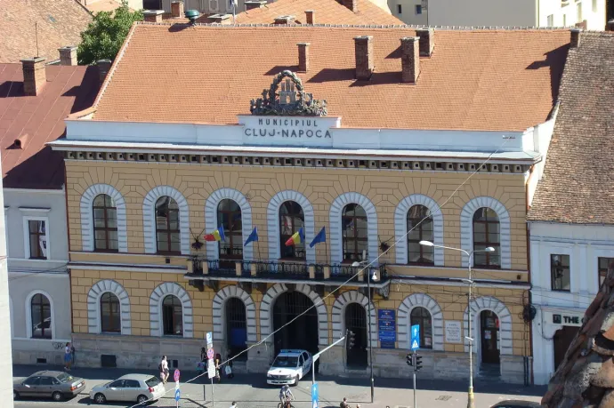 Kilencven lejért bérel önkormányzati lakást a Vatra Românească Kolozsvár főterén, az RMDSZ hallgat