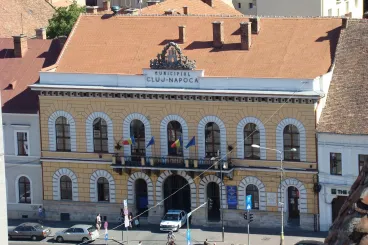 Kilencven lejért bérel önkormányzati lakást a Vatra Românească Kolozsvár főterén, az RMDSZ hallgat
