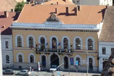 Kilencven lejért bérel önkormányzati lakást a Vatra Românească Kolozsvár főterén, az RMDSZ hallgat