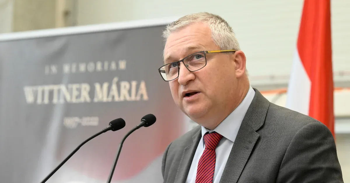 Diplomata lett volna, de a külügy inkább kirúgta a nevelteket futtató intézetigazgatót kinevező fideszest