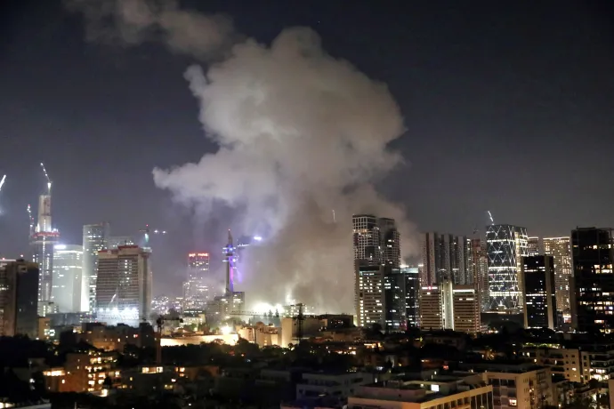 Rakétabecsapódások Tel Avivban éjjel. Az alsó képen Risón Lecijón megrongálódott épületei június 14-én reggel – Fotó: Gideon Markowicz / Reuters, Tomer Neuberg / AP / MTI és Ronen Zvulun / Reuters