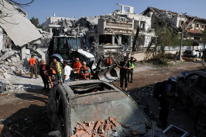 Rakétabecsapódások Tel Avivban éjjel. Az alsó képen Risón Lecijón megrongálódott épületei június 14-én reggel – Fotó: Gideon Markowicz / Reuters, Tomer Neuberg / AP / MTI és Ronen Zvulun / Reuters