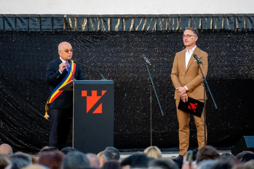 Emil Boc, Kolozsvár polgármestere és Tudor Giurgiu fesztiváligazgató, illetve a Teen Spirit versenyszekció zsűrijében részt vevő fiatalok, Tudor Giurgiu és Mihai Chirilov művészeti igazgató társaságában – Fotó: Tamás Zsófia / Transtelex