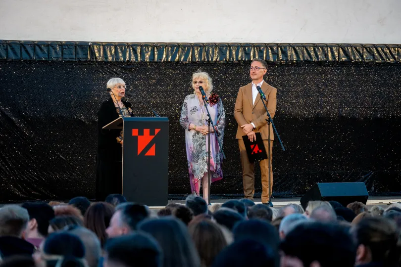 Corina Chiriac énekes, dalszerző érkezéskor, majd már a színpadon, Irina Nistor tolmáccsal, filmkritikussal és Tudor Giurgiu fesztiváligazgatóval együtt – Fotó: Tamás Zsófia / Transtelex