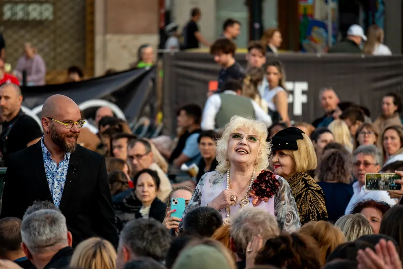 Corina Chiriac énekes, dalszerző érkezéskor, majd már a színpadon, Irina Nistor tolmáccsal, filmkritikussal és Tudor Giurgiu fesztiváligazgatóval együtt – Fotó: Tamás Zsófia / Transtelex