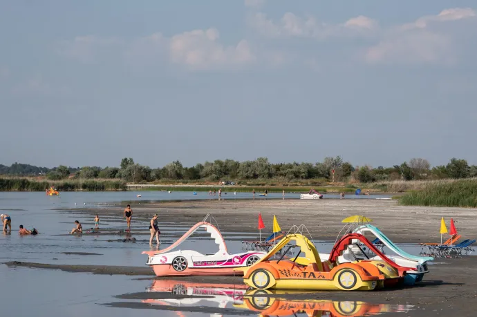 Rossz vízminőség miatt lezártak egy strandot a Velencei-tónál
