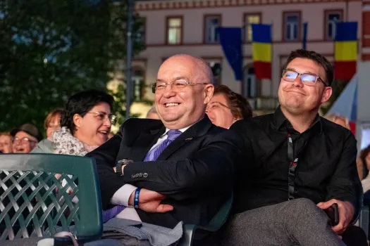 Florin Piersic többször üzent a közönség soraiban ülő ismerőseinek, többek között Emil Boc polgármesternek is – Fotó: Tamás Zsófia / Transtelex