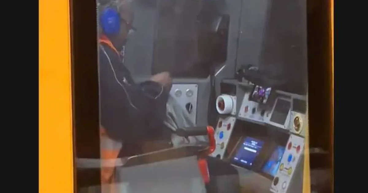 Kötögetett munka közben, kirúgták a londoni metróvezetőt