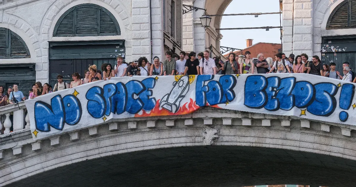 Kivannak az olaszok, hogy Jeff Bezos Velencében házasodik, tüntetésbe kezdtek