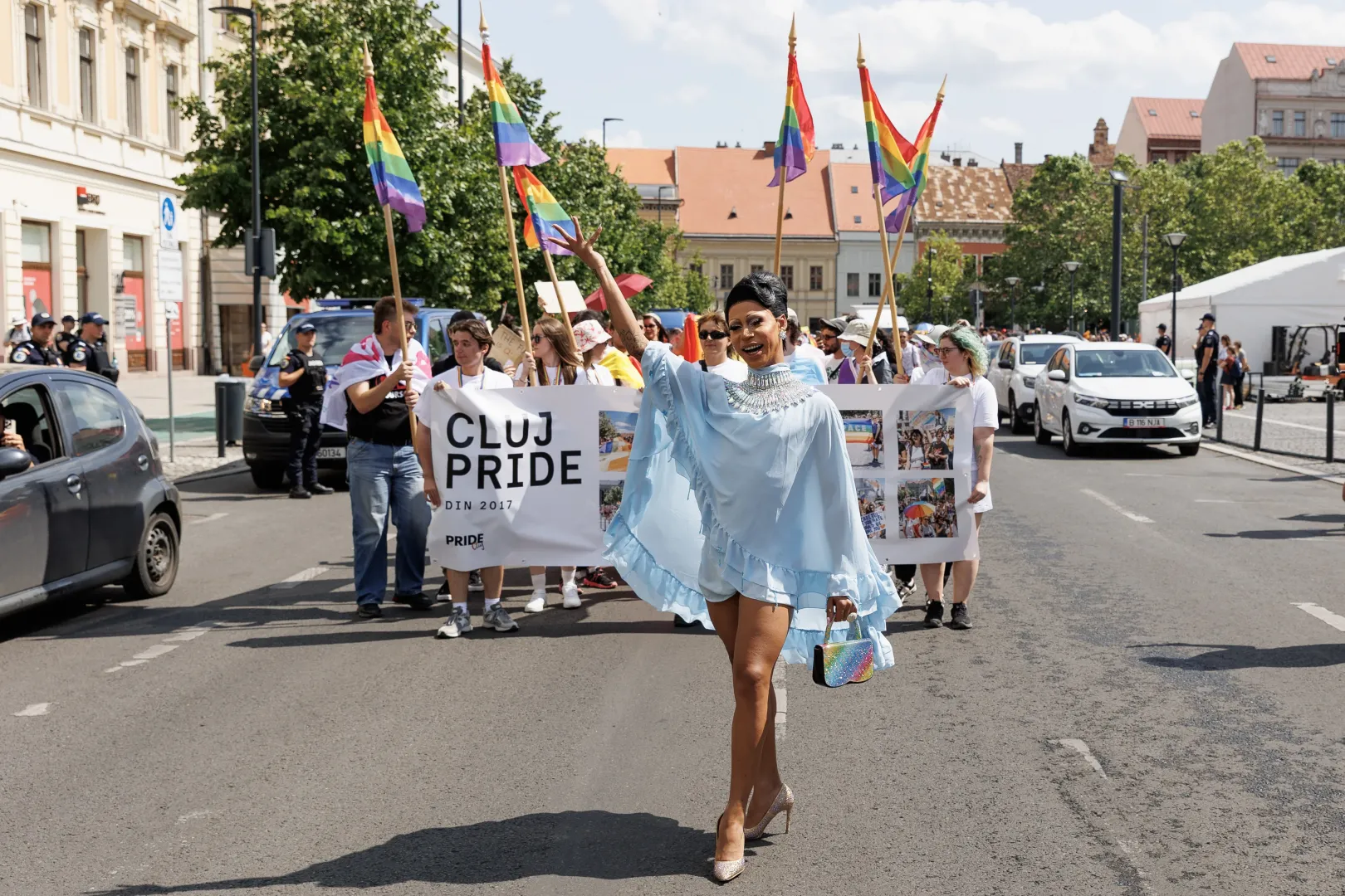 Indulásra készen a Főtéren – Fotó: Gozner Gertrud / Transtelex