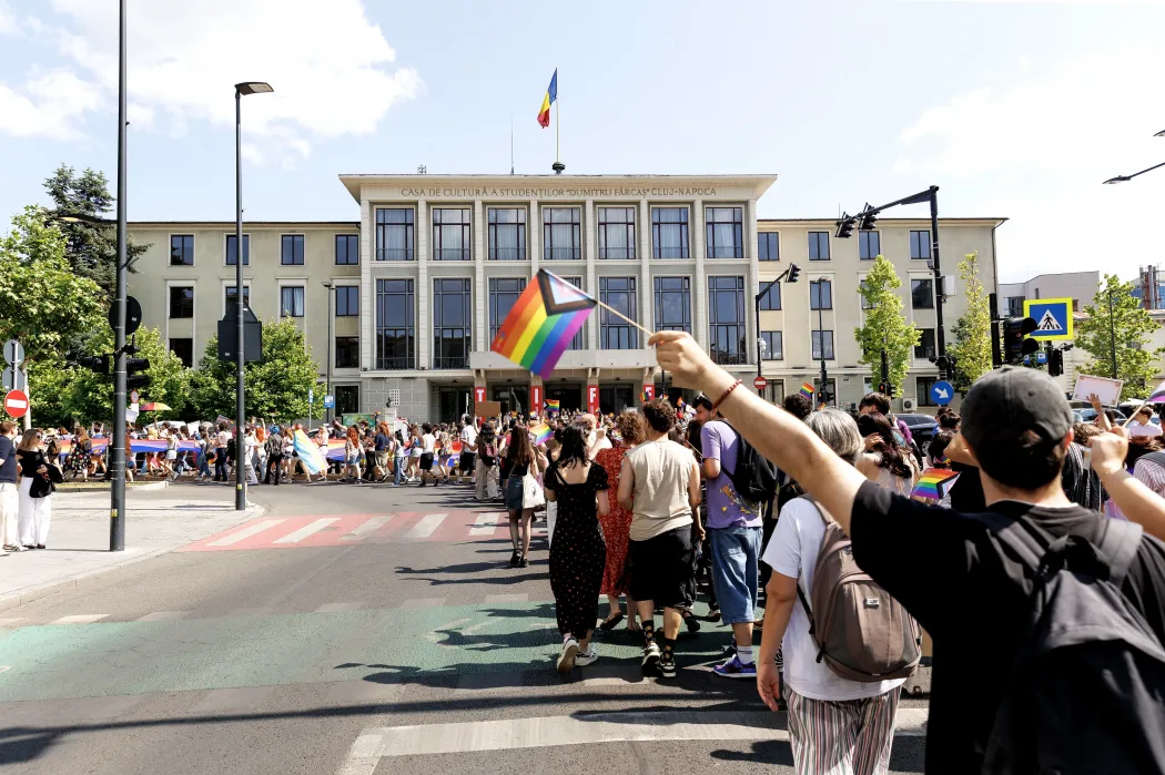 Egyik legnépesebb Pride volt, hosszan kígyózott a sor: az eleje már bőven a Jókai utcán járt, míg a vége nem érte el a Diákművelődési Házat – Fotó: Gozner Gertrud / Transtelex