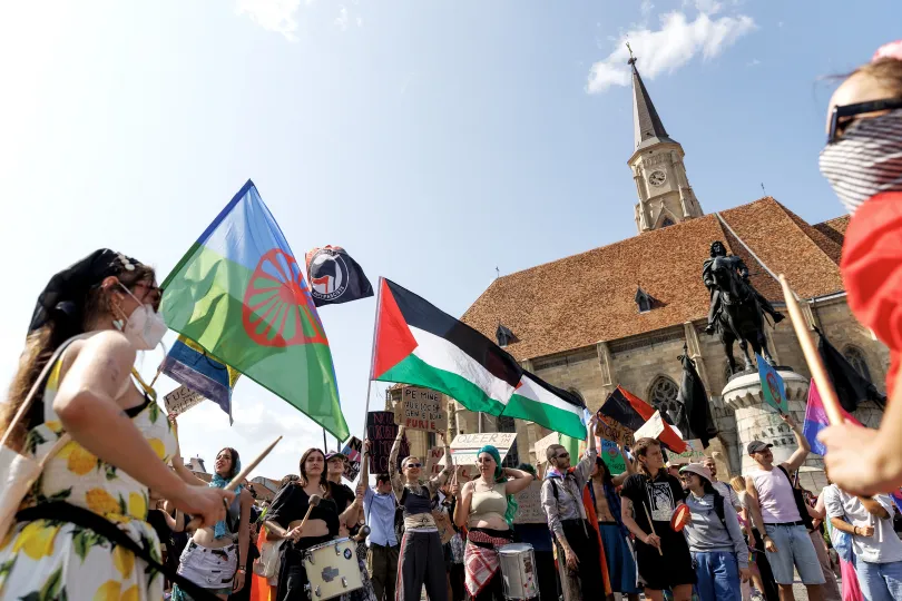 Jól megfértek a szivárványos zászlók mellett az antifasiszta, a romajogi zászlók és üzenetek is – Fotók: Gozner Gertrud / Transtelex