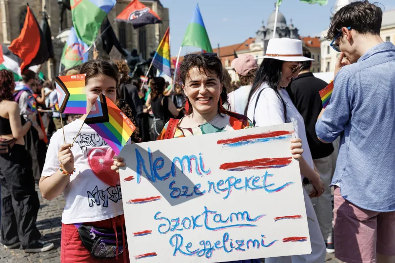 Jól megfértek a szivárványos zászlók mellett az antifasiszta, a romajogi zászlók és üzenetek is – Fotók: Gozner Gertrud / Transtelex