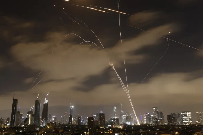 Izraeli légvédelmi rendszer iráni rakétákat hatástalanít Tel-Aviv felett 2025. június 15-én hajnalban – Fotó: Jalaa Marey / AFP