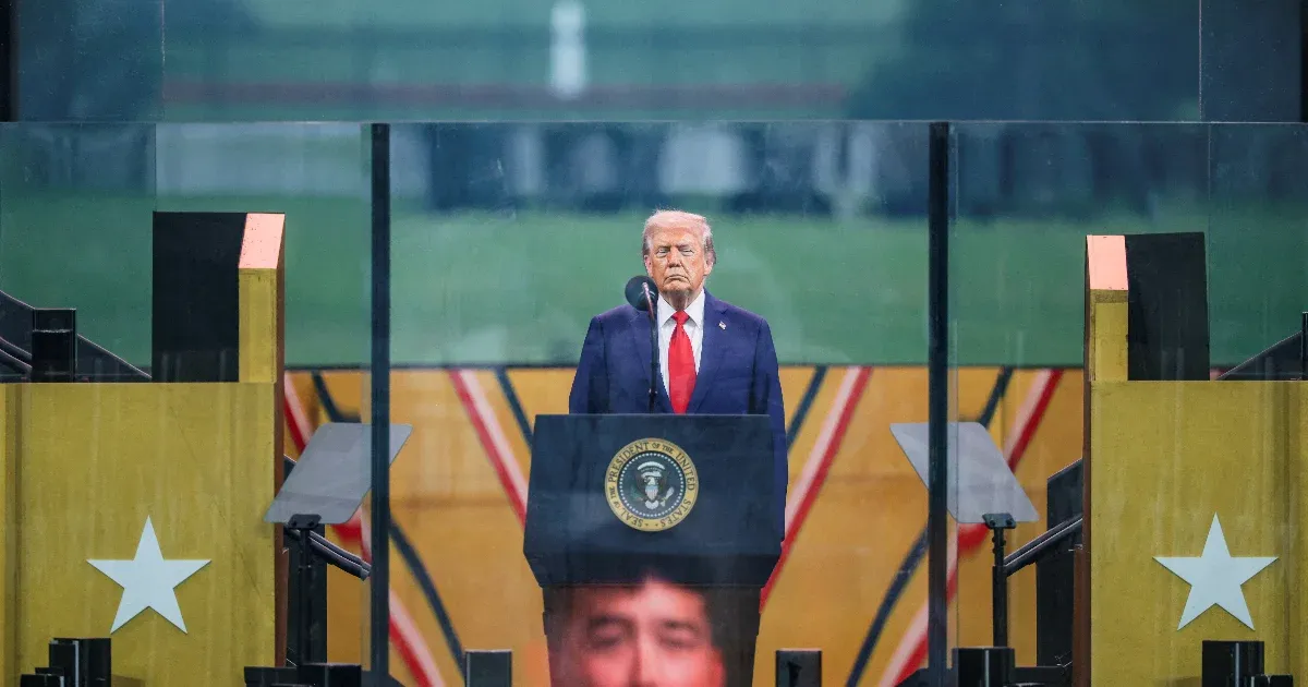 Ágyúlövésekkel és énekléssel ünnepelték Donald Trump születésnapját a washingtoni katonai parádén