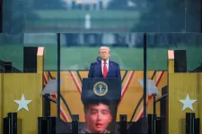 Ágyúlövésekkel és énekléssel ünnepelték Donald Trump születésnapját a washingtoni katonai parádén