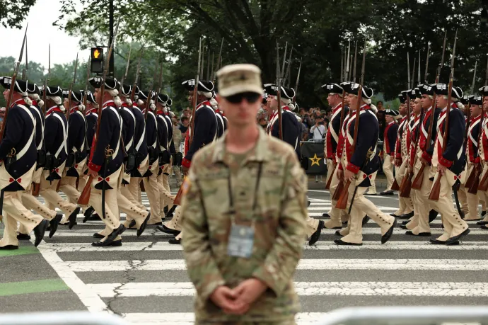 Korhű egyenruhába öltözött résztvevők részt vesznek az amerikai hadsereg 250. születésnapja alkalmából rendezett katonai felvonuláson az Egyesült Államokban, Washingtonban, 2025. június 14-én Fotó: Kevin Mohatt / Reuters