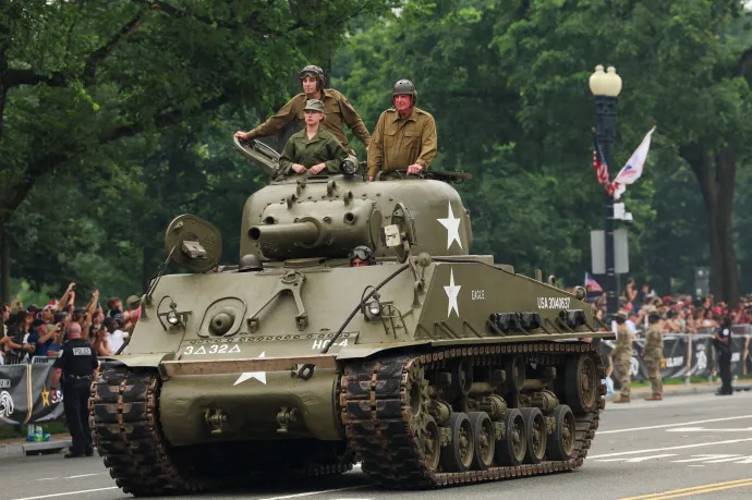 M4 Sherman harckocsi halad el az amerikai hadsereg 250. születésnapja alkalmából rendezett katonai felvonuláson Washingtonban, 2025. június 14-én Fotó: Kevin Mohatt / Reuters