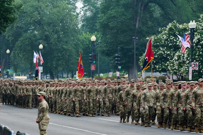 Amerikaiak felvonulással ünneplik a hadsereg 250. évfordulóját a washingtoni National Mallon, 2025. június 14-én, szombaton Fotó: Dominic Gwinn / Middle East Images / AFP
