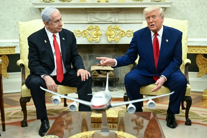 Donald Trump és Benjamin Netanjahu a Fehér Ház Ovális Irodájában 2025. április 7-én – Fotó: Saul Loeb / AFP