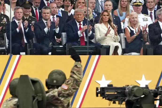 Ágyúlövésekkel és énekléssel ünnepelték Donald Trump születésnapját a washingtoni katonai parádén
