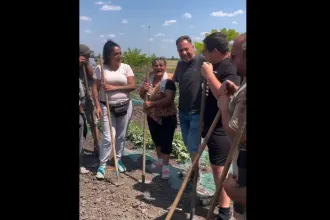 Pócs János szürreális videóban, kapák gyűrűjében magyaráz arról, hogy Jakab Péter megalázza a gyári munkásokat azzal, ha akciós kefirt vesz