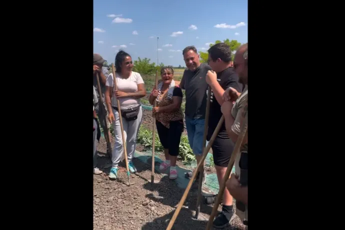 Pócs János szürreális videóban, kapák gyűrűjében magyaráz arról, hogy Jakab Péter megalázza a gyári munkásokat azzal, ha akciós kefirt vesz