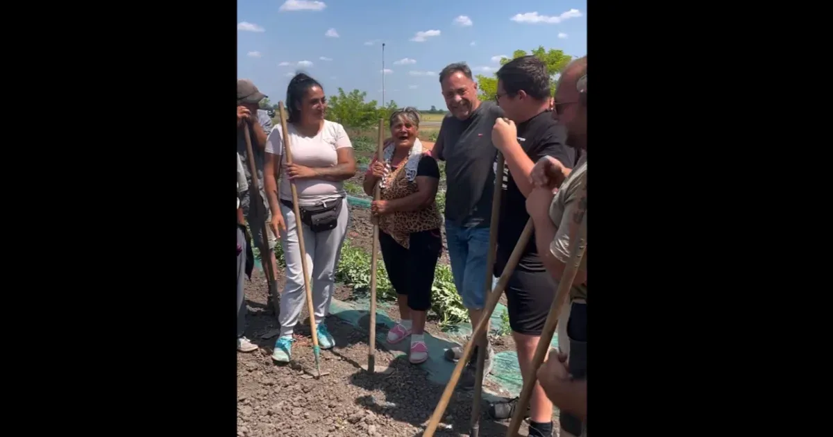 Pócs János szürreális videóban, kapák gyűrűjében magyaráz arról, hogy Jakab Péter megalázza a gyári munkásokat azzal, ha akciós kefirt vesz
