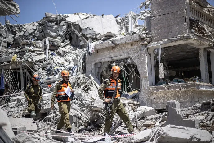 Az izraeli Rishon LeZion városában mentőcsapatok kutatnak a romok között, miután iráni rakétatámadás érte a települést – Fotó: Mostafa Alkharouf / Anadolu / Getty Images