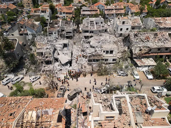 Június 14-i légi felvétel a Rishon LeZionban iráni rakétatámadásban megsemmisült házakról és járművekről – Fotó: Mostafa Alkharouf / Anadolu / Getty Images