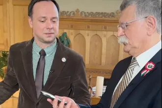 „Telefonálni tud, meg nyúlra vadászni” – mondta Kövér László a „kis régi vágású” Nokiájáról