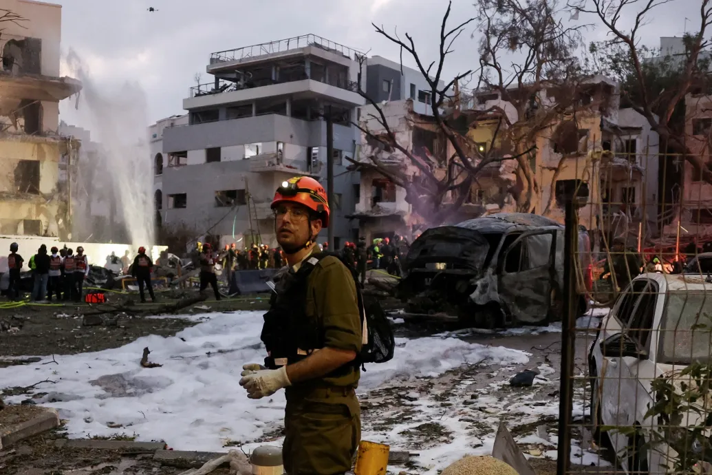 Irán újabb hullámban támadta Izraelt az éjszaka folyamán, rakéták hullottak Tel-Avivra, Haifára