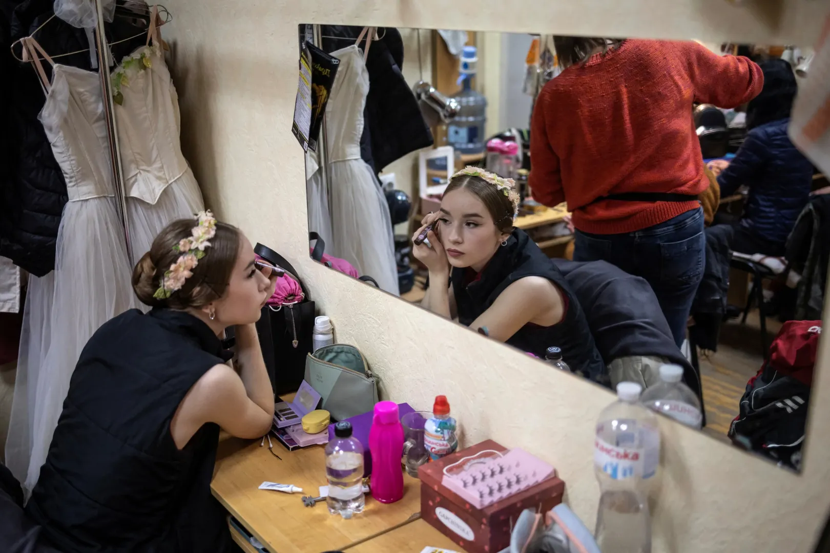 Balerina készülődik színpadra lépés előtt – Fotó: Marko Djurica / Reuters