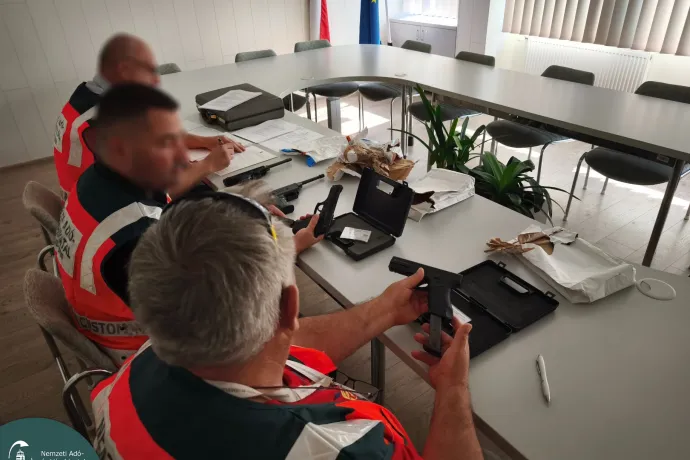 Drogkereskedő fegyvereit adja el a NAV